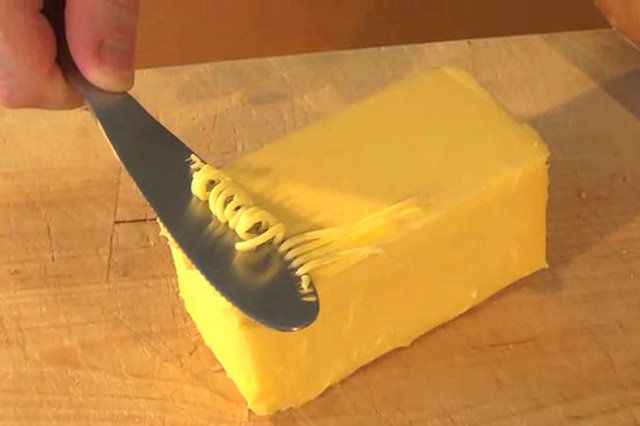 nóż do smarowania masła z lodówki
